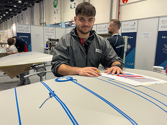 Fahrzeuglackierer Nationalteam bei den Emirates Skills in Abu Dhabi