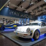 Porsche auf einem Bodest auf einer Bilstein Ausstellung