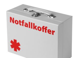 Die Notfallplanung – Existenzsicherung durch richtige Vorsorge im Karosserie- und Lackierbetrieb Das Bild zeigt einen rechteckigen, weißen Koffer, der als „Notfallkoffer“ gekennzeichnet ist. Auf der Vorderseite des Koffers ist in dicken, roten, deutlich lesbaren Buchstaben das Wort „Notfallkoffer“ geschrieben.