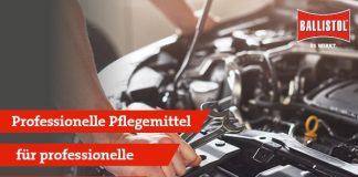 Handwerker an offener Motorhaube