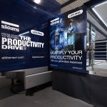 Plakate von der Decke hängend von Sikkens in einem Gebäude/Büro