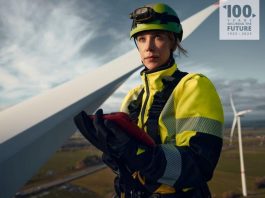 Frau mit Sicherheitsausrüstung