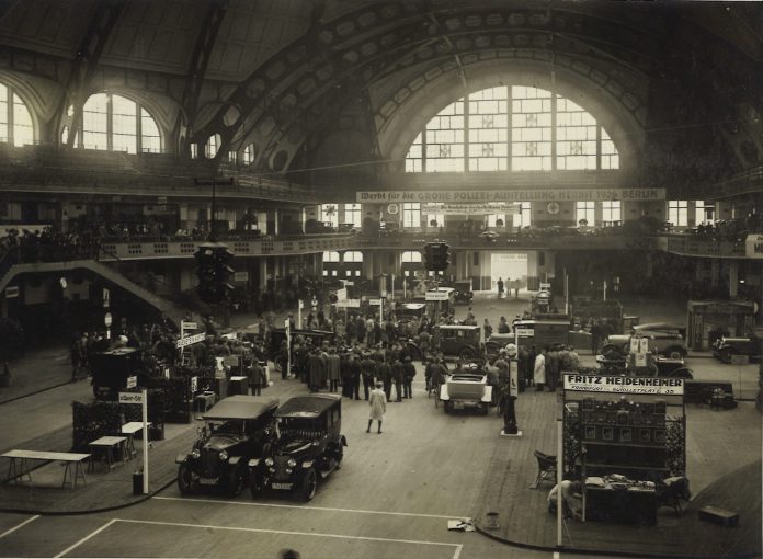1926-messe-frankfurt-archivfoto-verkehrsregelungsschau.jpg
