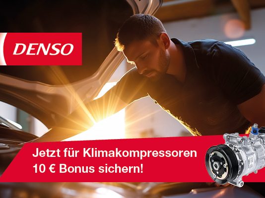 Den ganzen Sommer lang: 10 € Aral eSuperCard für Kompressoren Ein Werkstattmitarbeiter arbeitet bei Tageslicht am geöffneten Motorraum eines Fahrzeugs. Die Szene vermittelt professionellen Klimaservice in einer modernen Kfz Werkstatt während der Sommersaison.